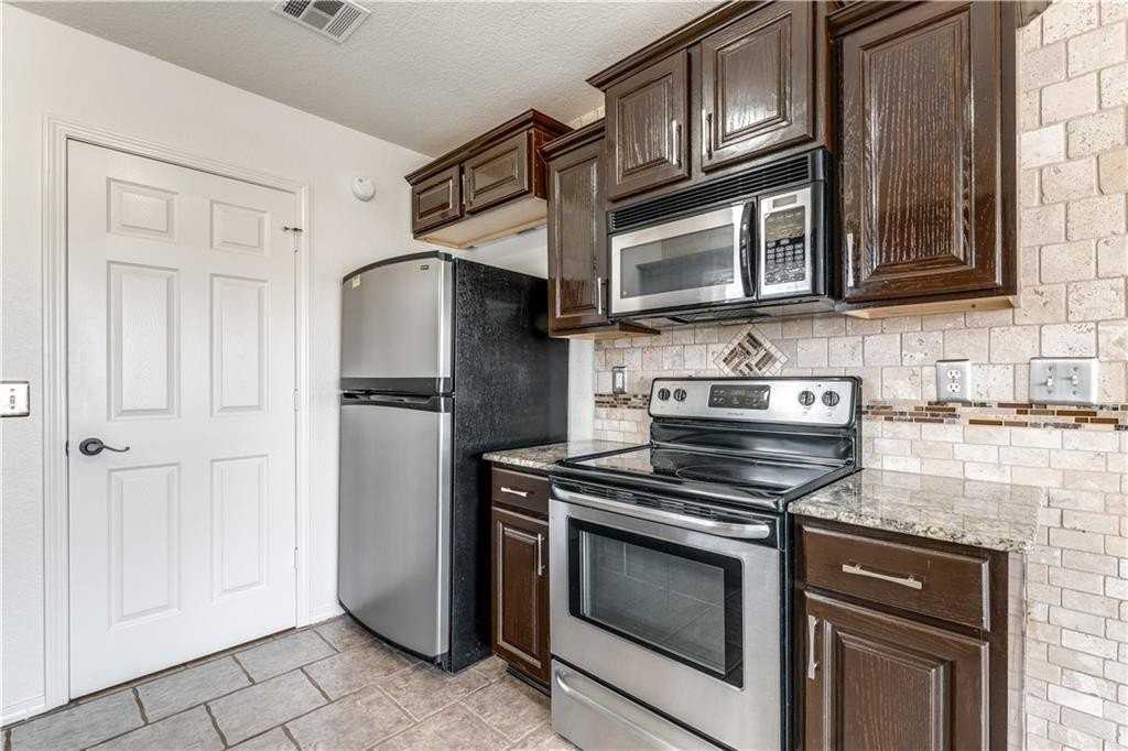 804 Tyler St - Photo 6 of 20