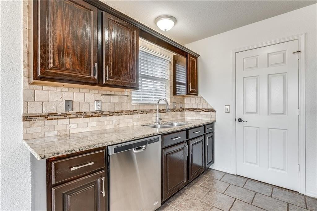 804 Tyler St - Photo 7 of 20