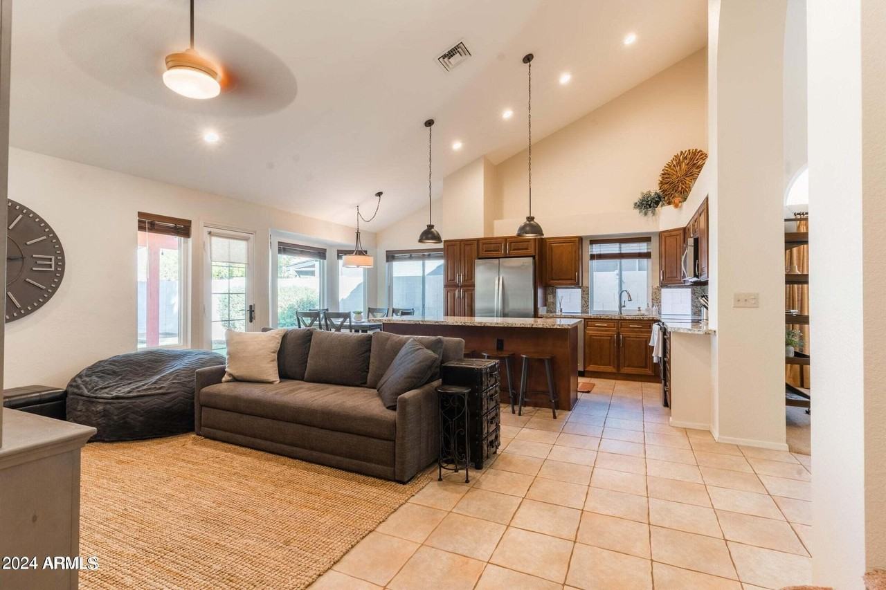 2322 E Millbrae Ct - Photo 6 of 38