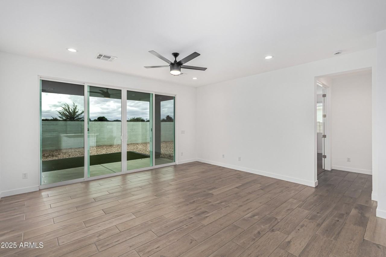 305 E Leland Rd - Photo 4 of 29