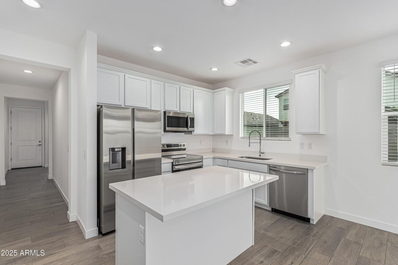 305 E Leland Rd - Photo 6 of 29