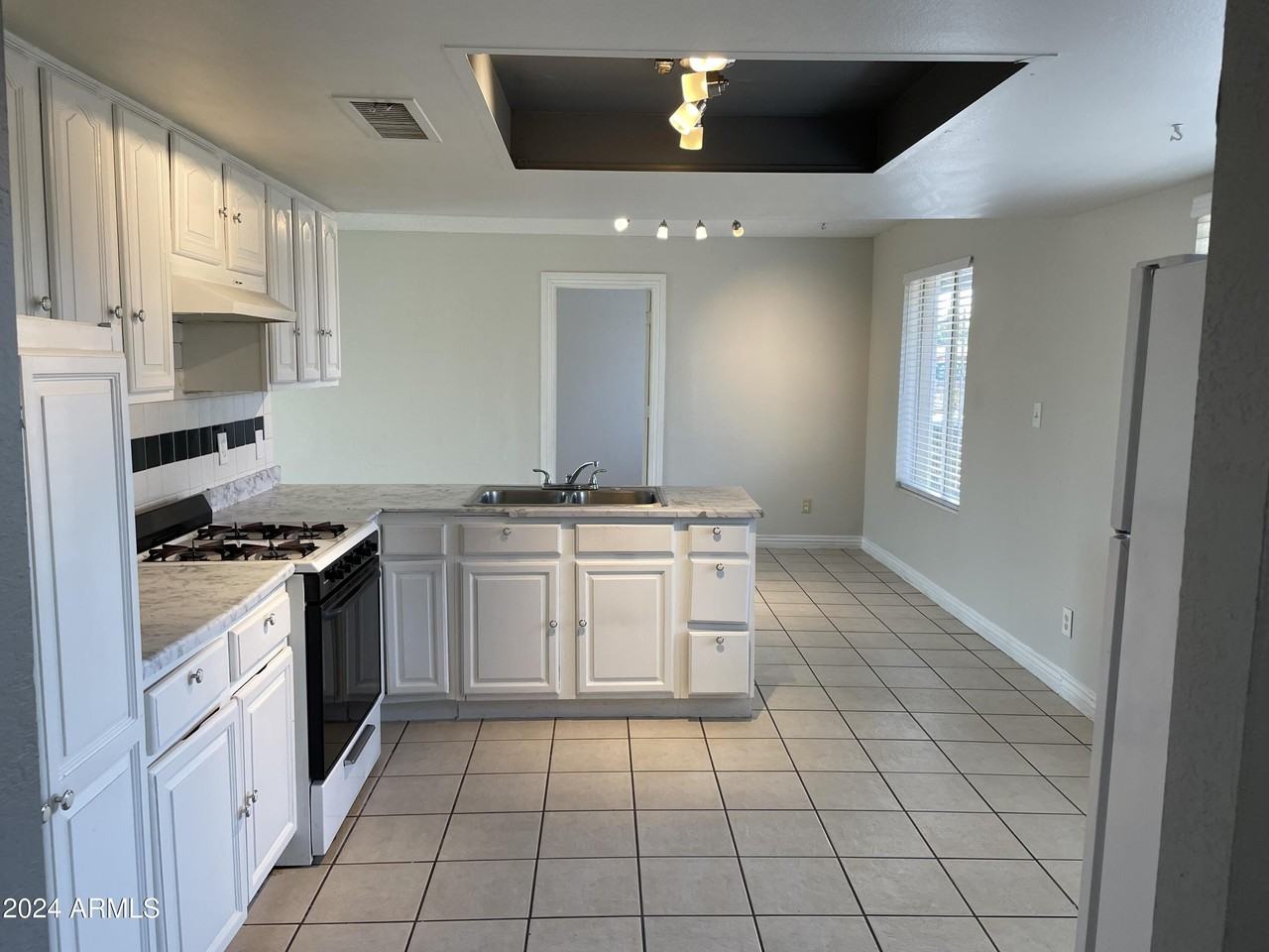 8333 West Roma Avenue - Photo 7 of 32