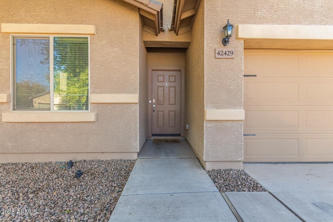 42429 W Sussex Rd - Photo 3 of 31