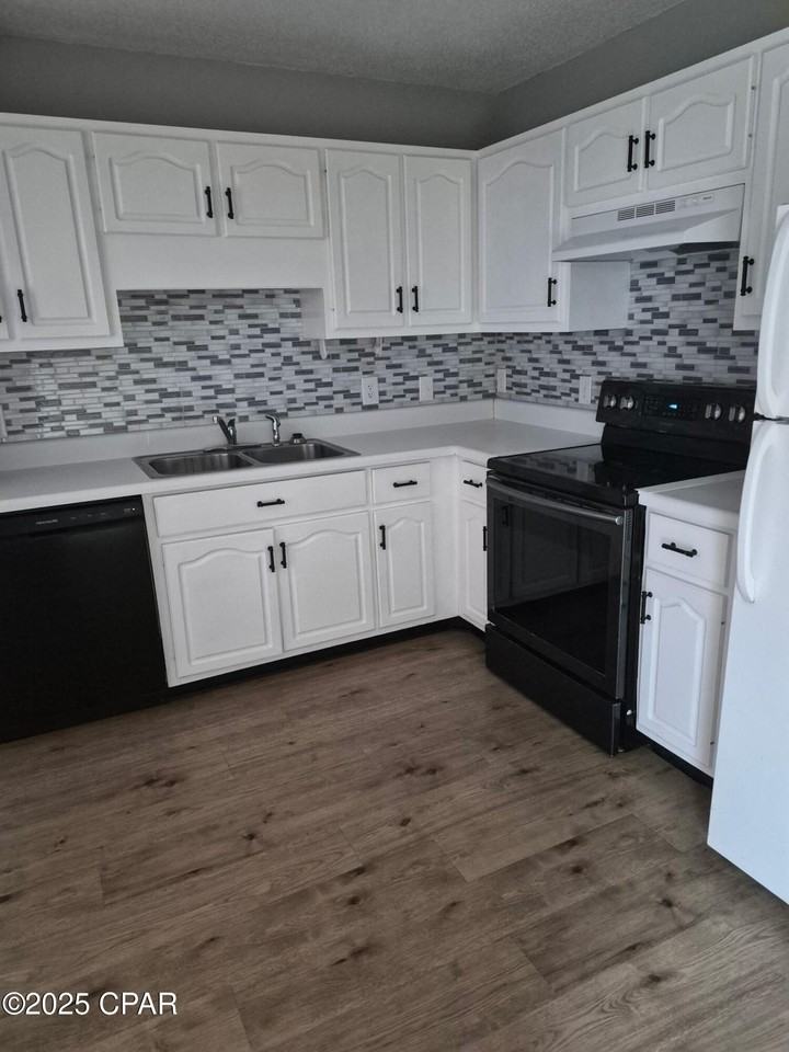 145 Escanaba Ave - Photo 5 of 7