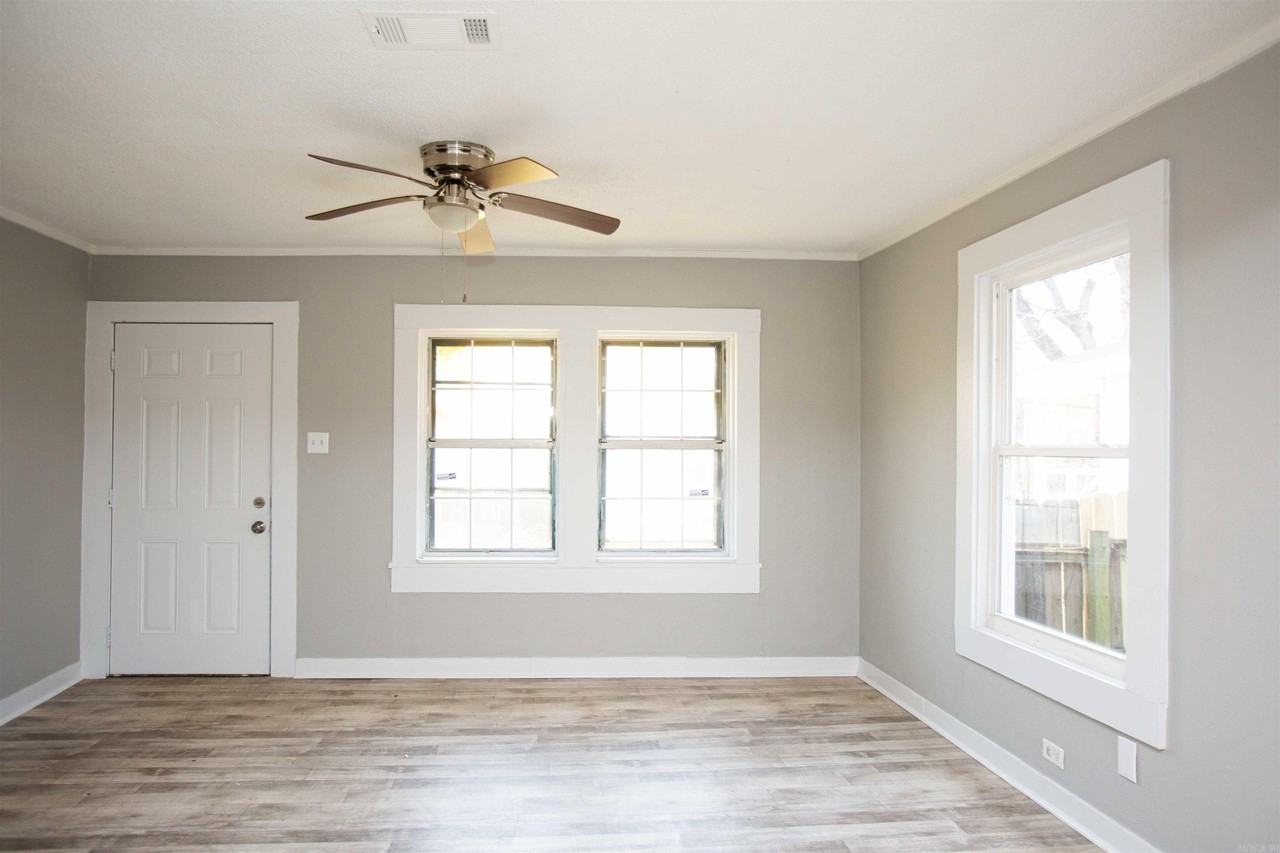 1915 S Maple St - Photo 2 of 16