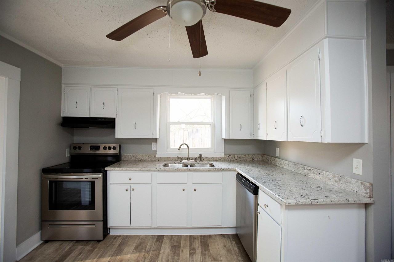 1915 S Maple St - Photo 4 of 16