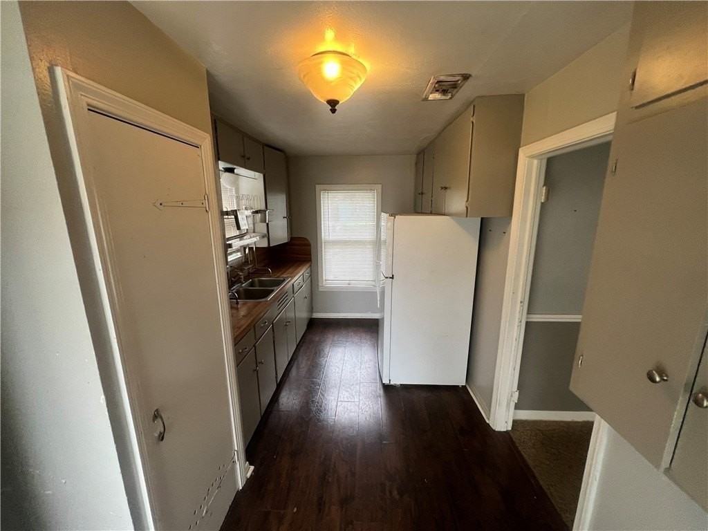 701 Anderson St - Photo 4 of 10