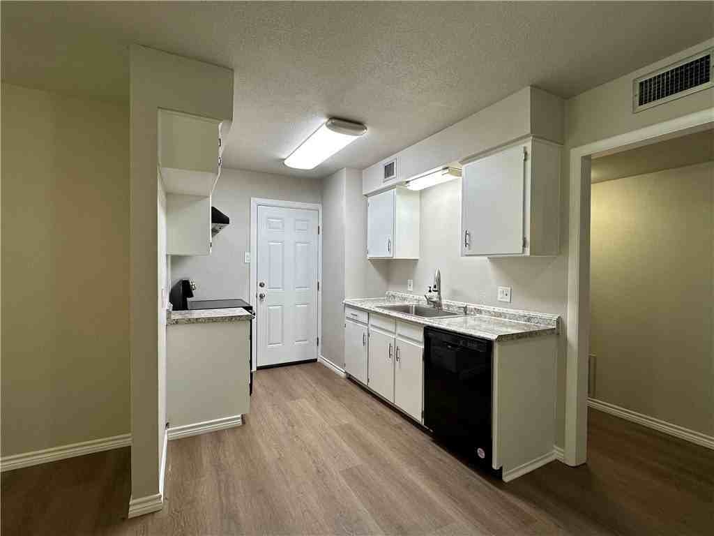 1029 Southcliff Dr - Photo 4 of 14