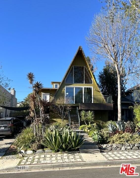 3237 Kelton Avenue - Photo 4 of 27