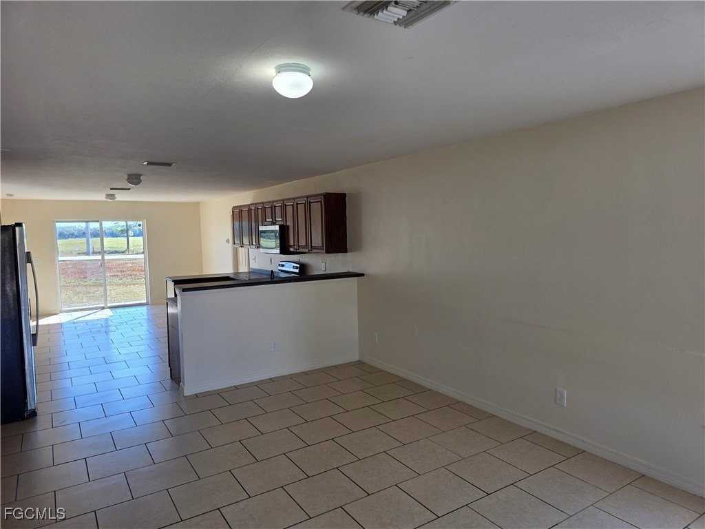 5010 Dolphin Ct - Photo 4 of 21