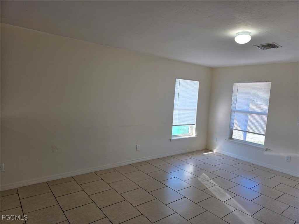 5010 Dolphin Ct - Photo 5 of 21