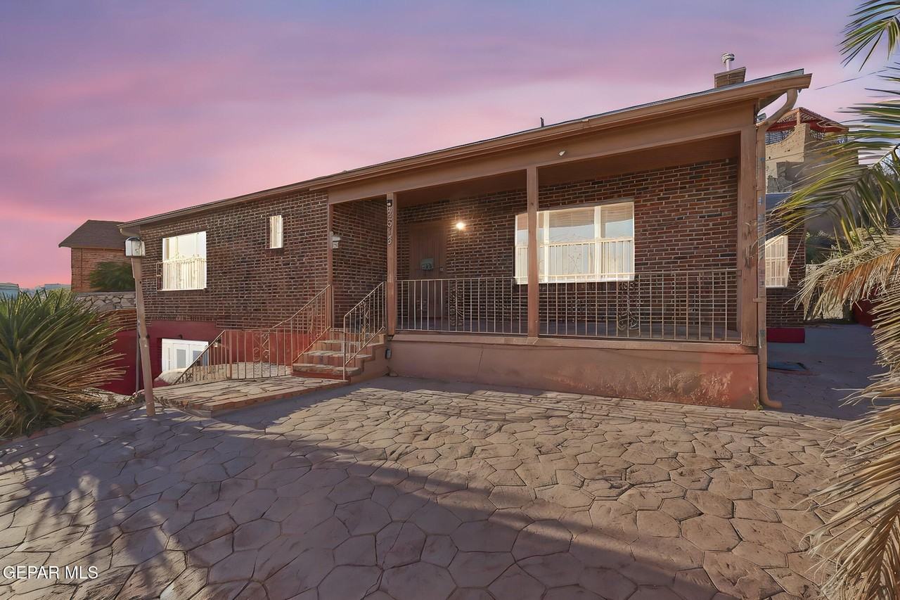 2515 Arizona Ave - Photo 4 of 29