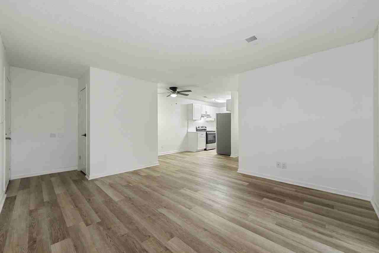 Sterling Glen Apartments - Photo 6 of 32