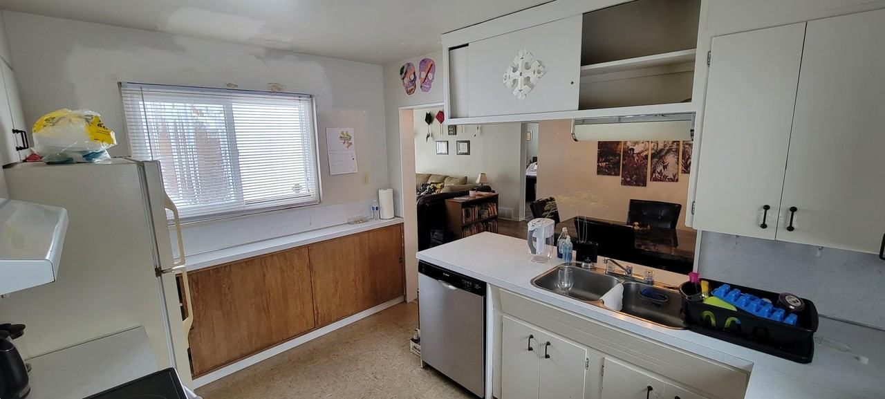 2047 Mcbride Cres #2047 - Photo 2 of 16