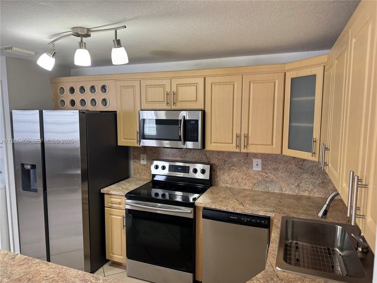 7542 Nw 175th St #7542 - Photo 3 of 27