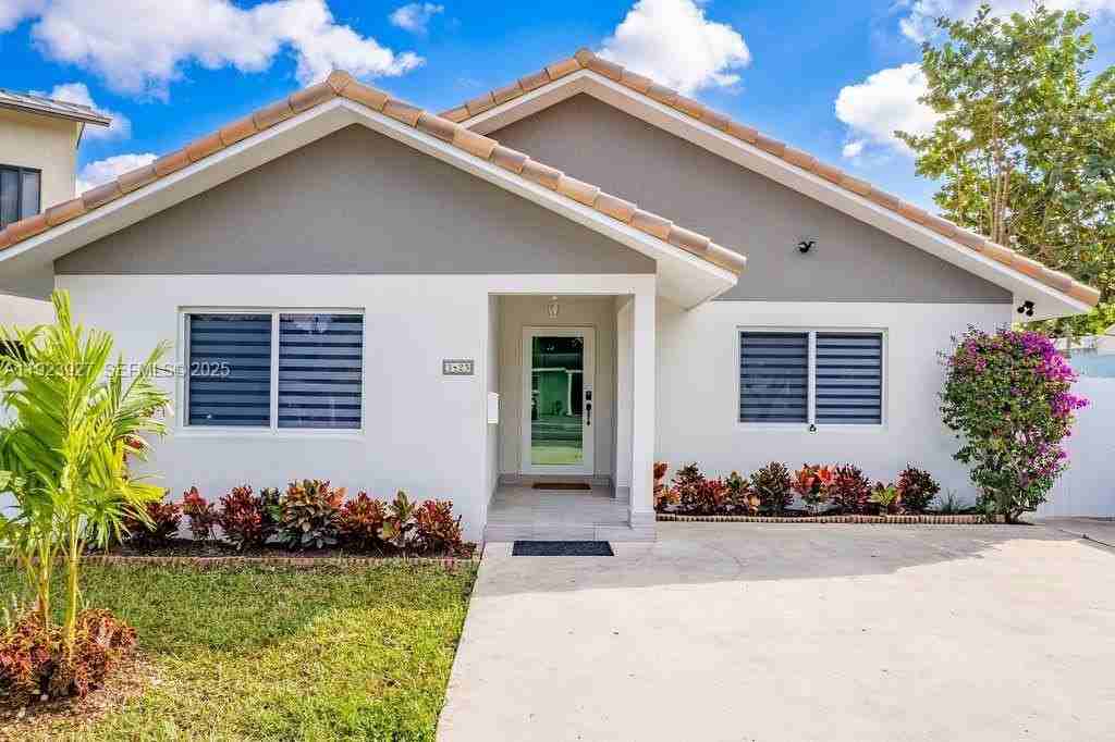 3425 Sw 69th Ave - Photo 3 of 40