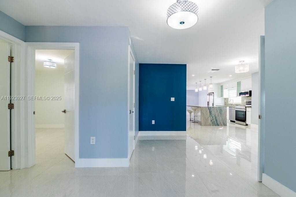 3425 Sw 69th Ave - Photo 5 of 40