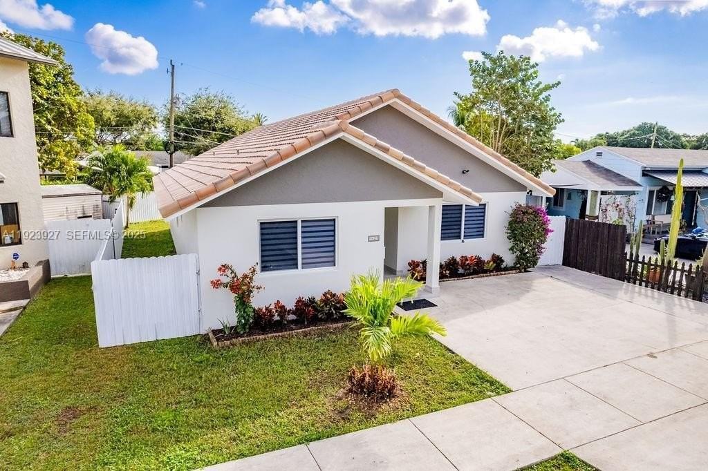 3425 Sw 69th Ave - Photo 2 of 40