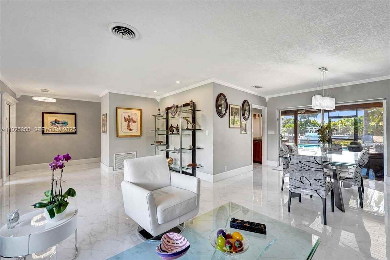 4060 Ne 26th Ave - Photo 4 of 34