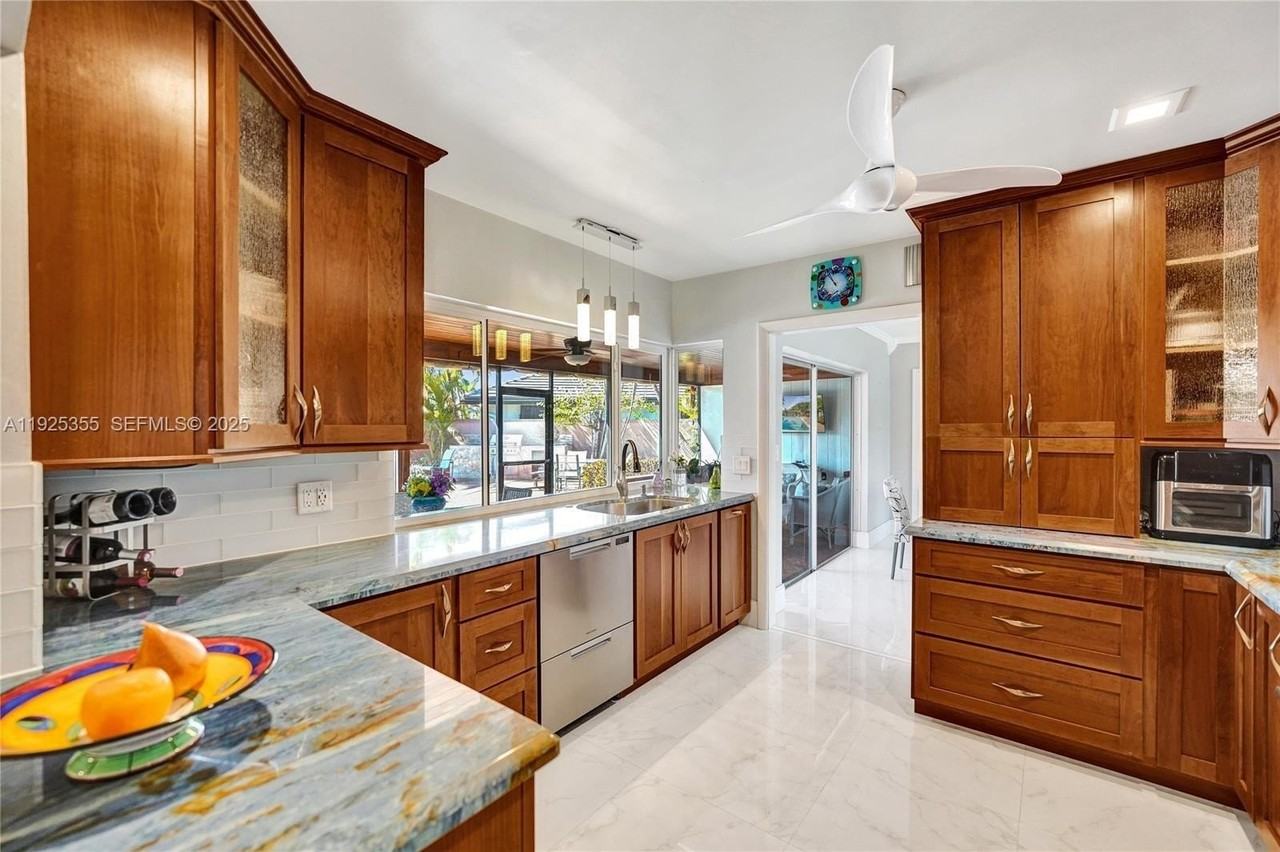 4060 Ne 26th Ave - Photo 7 of 34