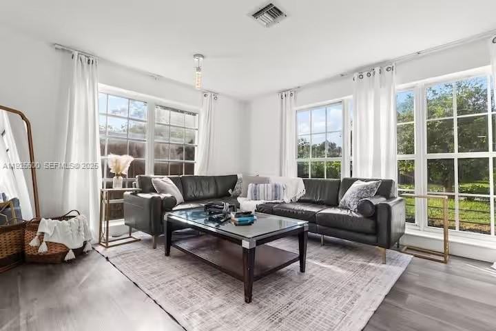 909 Ne 7th St - Photo 5 of 37