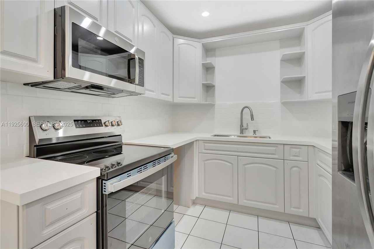 3225 Sw 94th Ave #0 - Photo 4 of 13