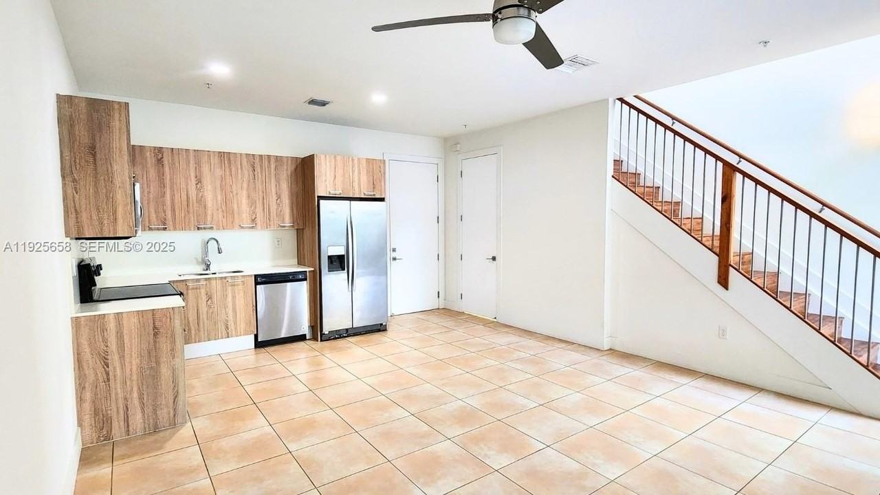 460 Ne 35th Ct #4 - Photo 4 of 18