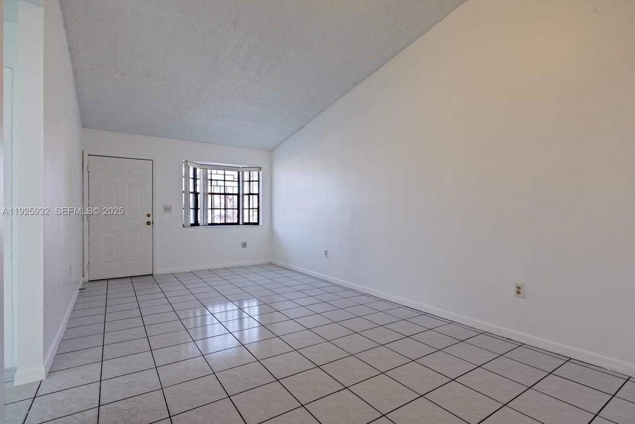 9098 Nw 114th St - Photo 4 of 26