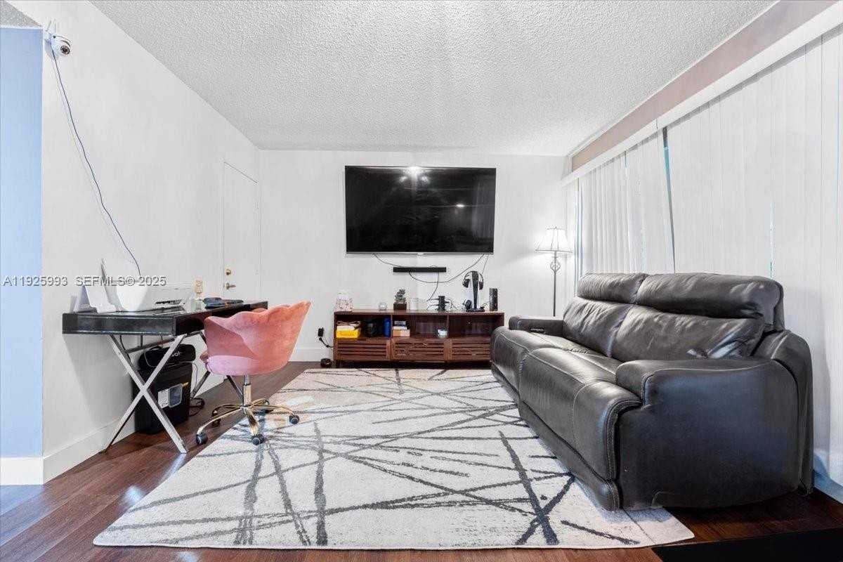 8105 Lagos De Campo Blvd #J2 - Photo 6 of 32