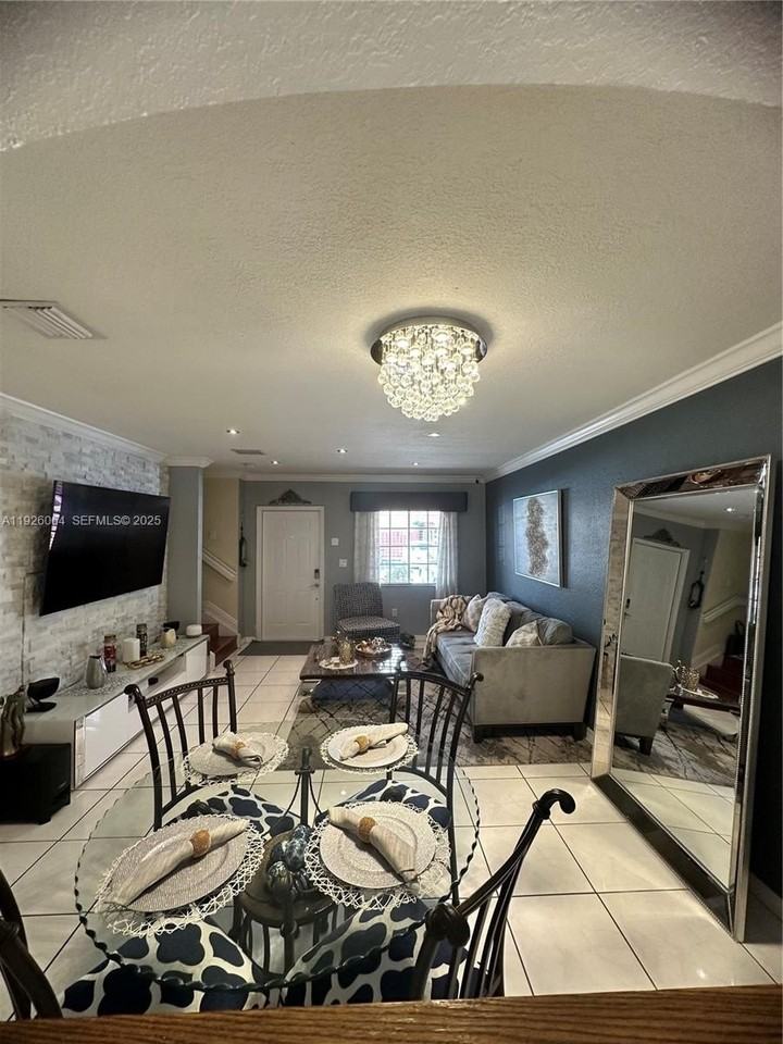 3539 W 76th St #6 - Photo 4 of 17