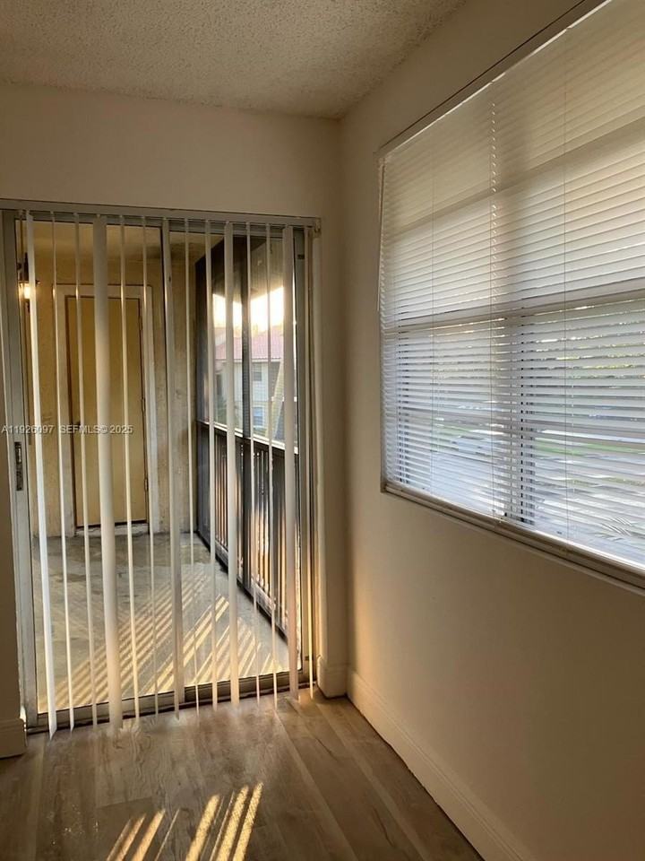 1237 SW 46th Ave #806 - Photo 5 of 8