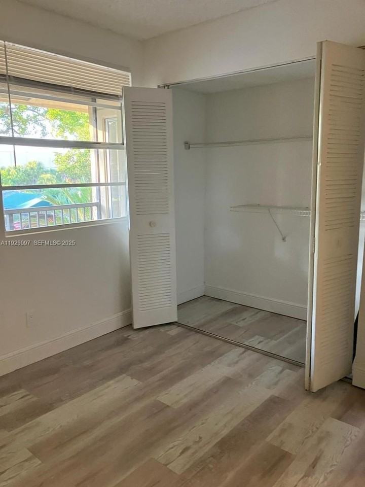 1237 SW 46th Ave #806 - Photo 6 of 8