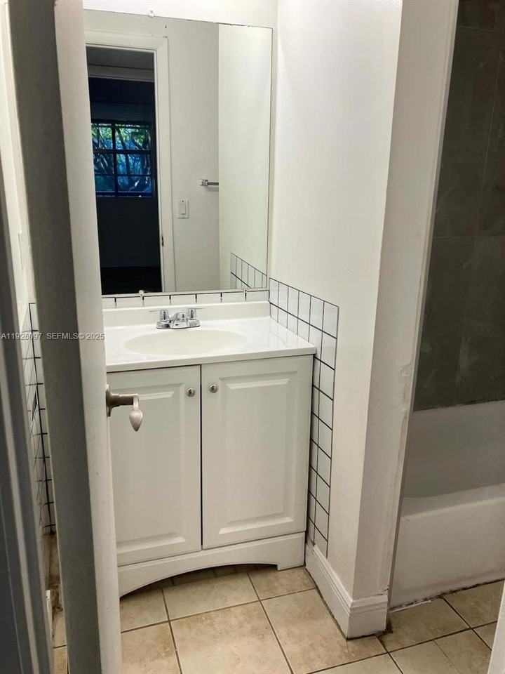 1237 SW 46th Ave #806 - Photo 7 of 8