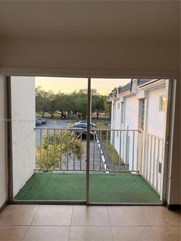 7250 Sw 94th Pl #B8 - Photo 3 of 18