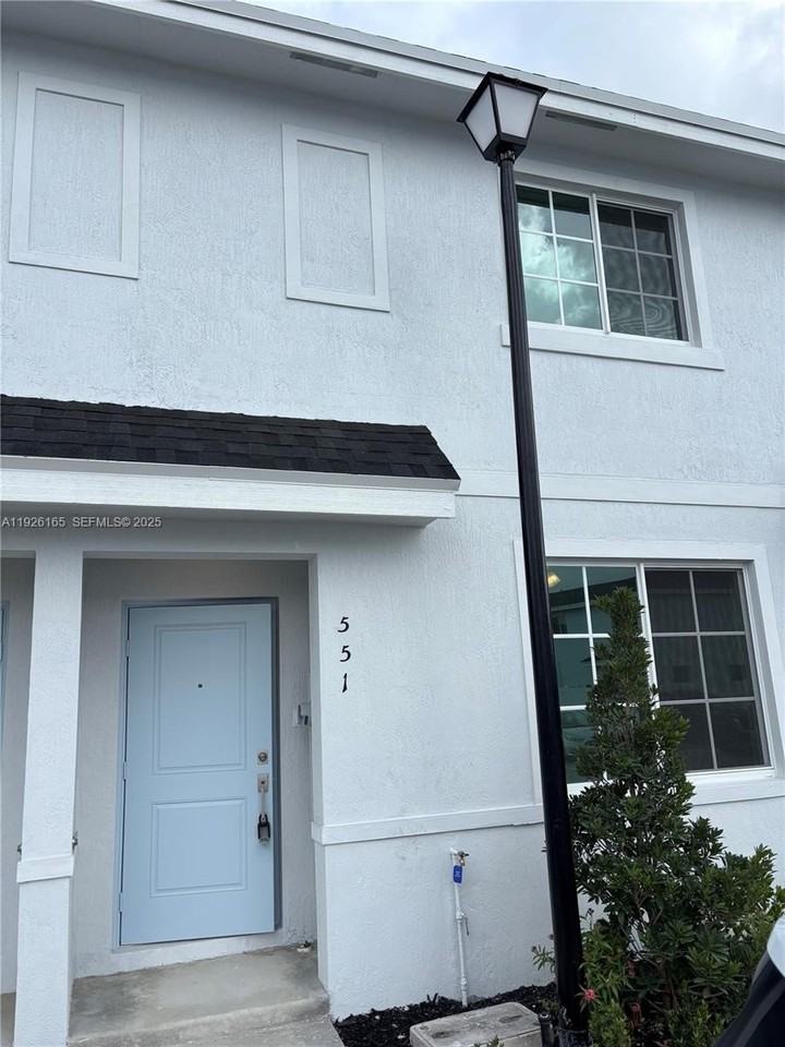 551 Northwest 10th Street #NA - Photo 2 of 19