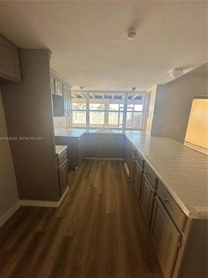 27347 Southwest 117th Place - Photo 7 of 37