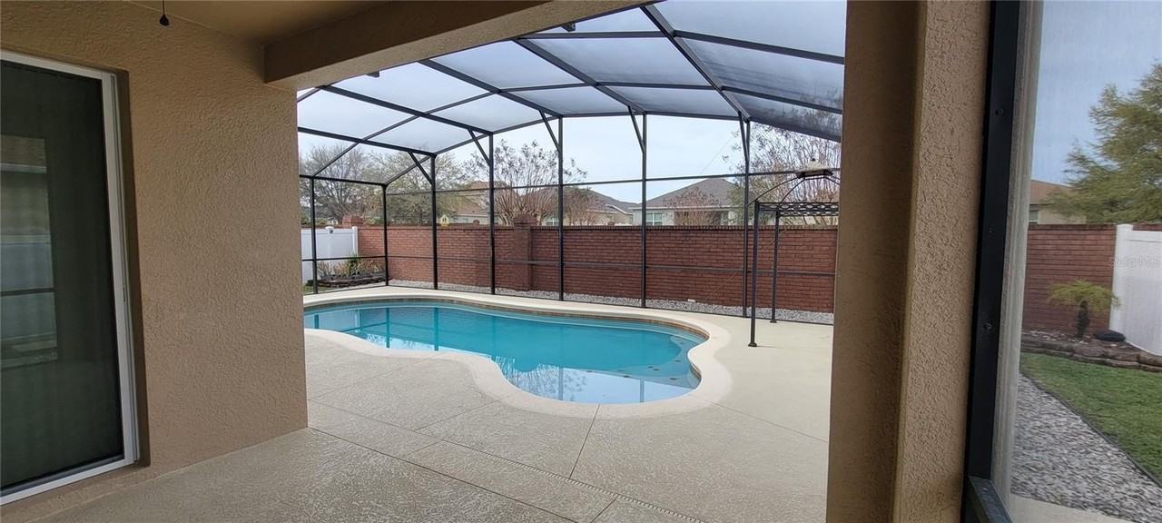 16084 Shasta St - Photo 4 of 33