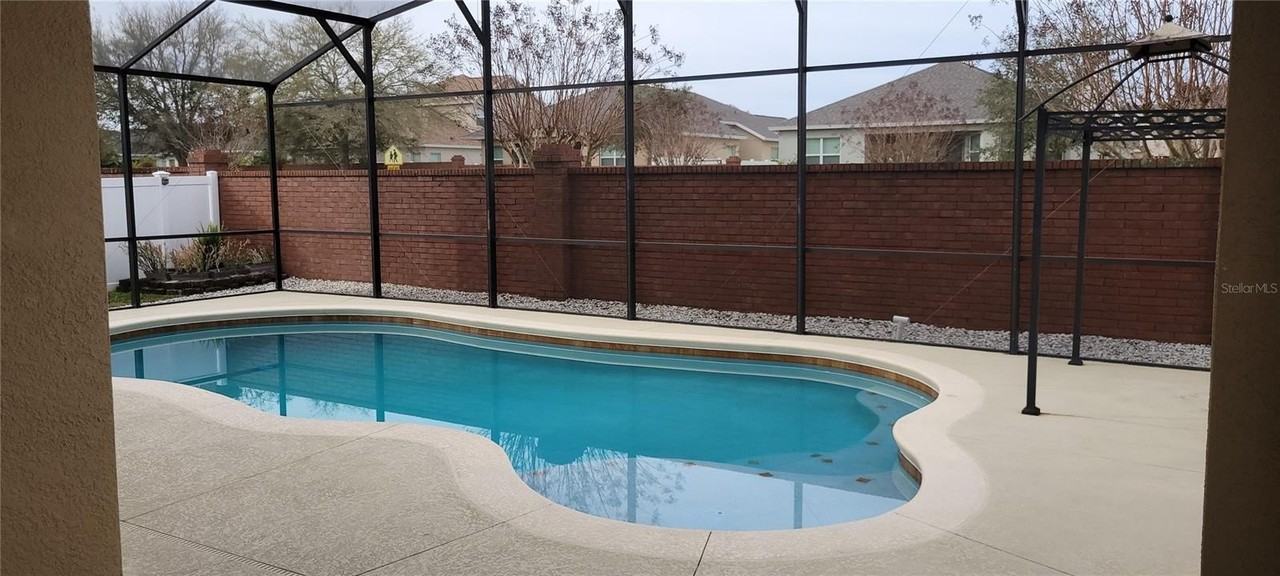 16084 Shasta St - Photo 5 of 33