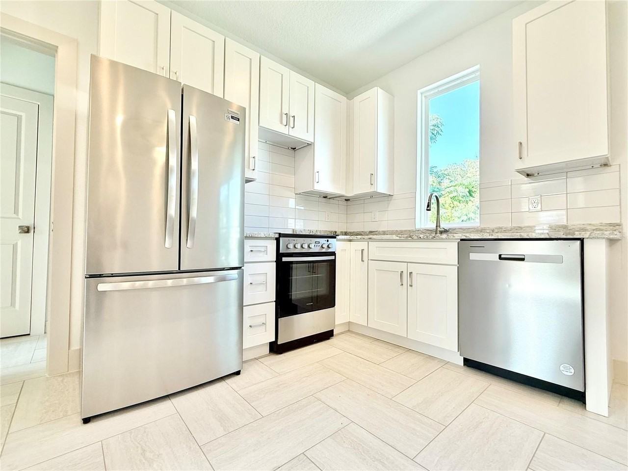 728 Ellwood Ave #B - Photo 7 of 17