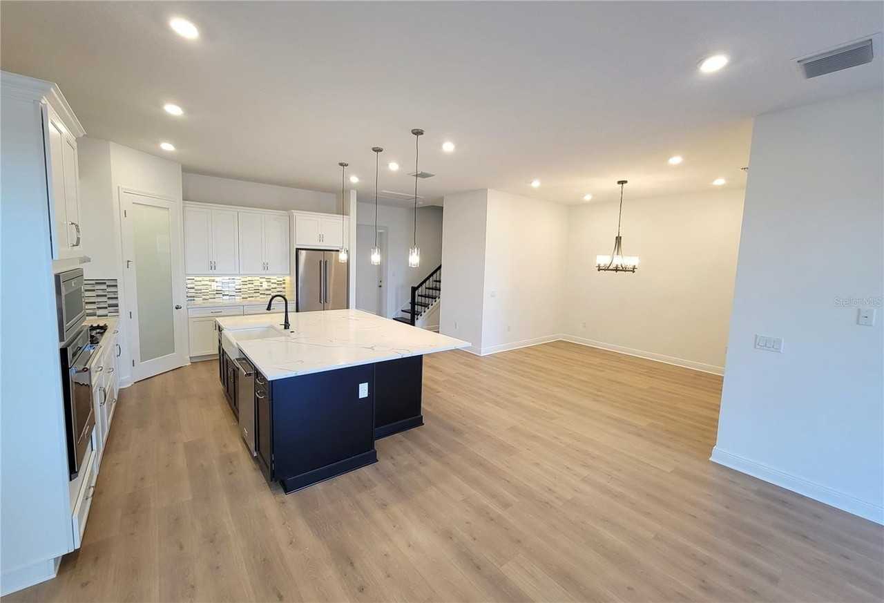 15627 Vetta Dr - Photo 4 of 36