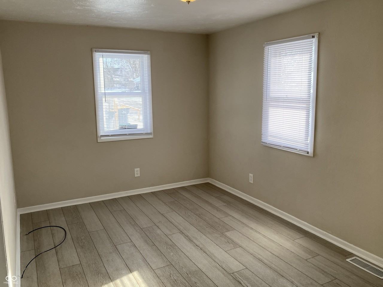 706 W 23rd St - Photo 3 of 12