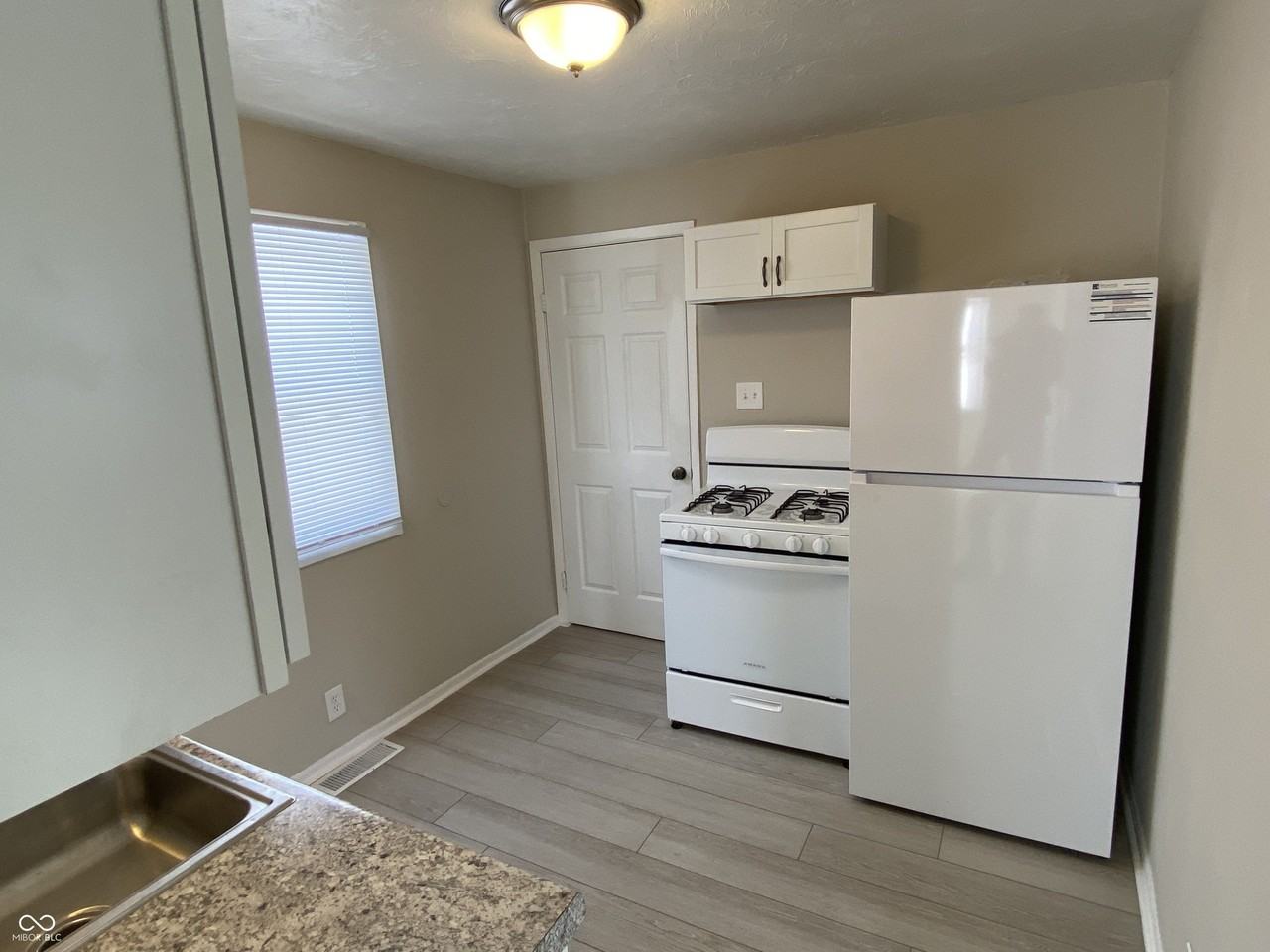 706 W 23rd St - Photo 5 of 12