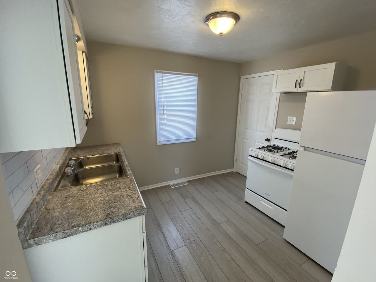 706 W 23rd St - Photo 6 of 12