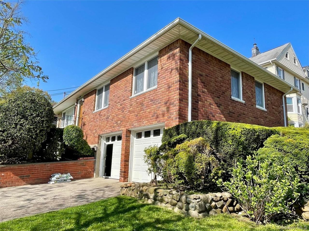 3905 Douglaston Pkwy - Photo 2 of 26