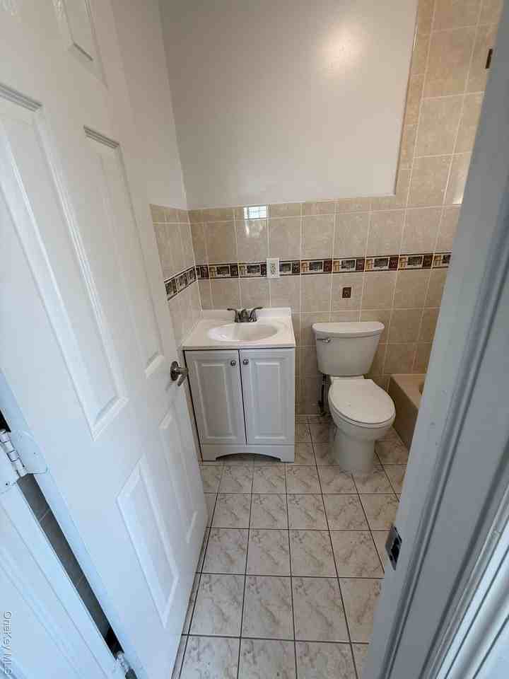 8906 S Conduit Ave - Photo 4 of 6