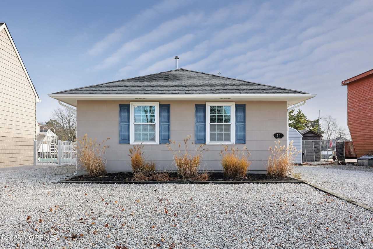 41 Longpoint Dr - Photo 2 of 26