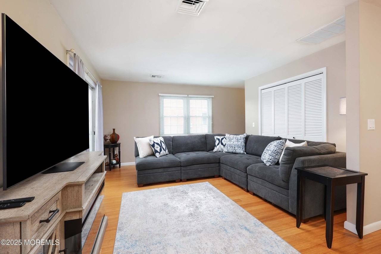 41 Longpoint Dr - Photo 3 of 26