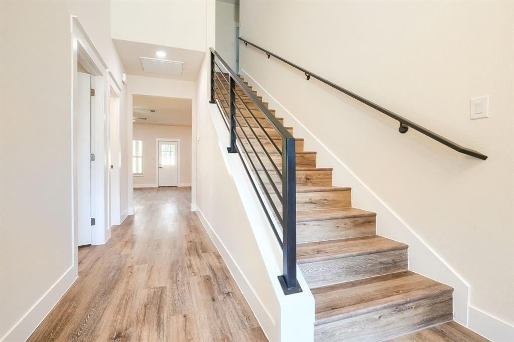 1115 Bell St - Photo 4 of 34