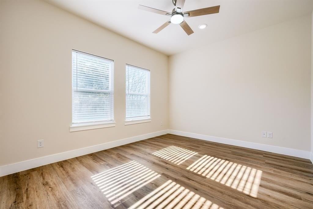 1115 Bell St - Photo 5 of 34