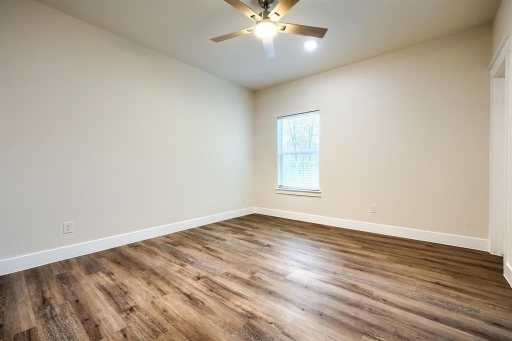 1115 Bell St - Photo 6 of 34